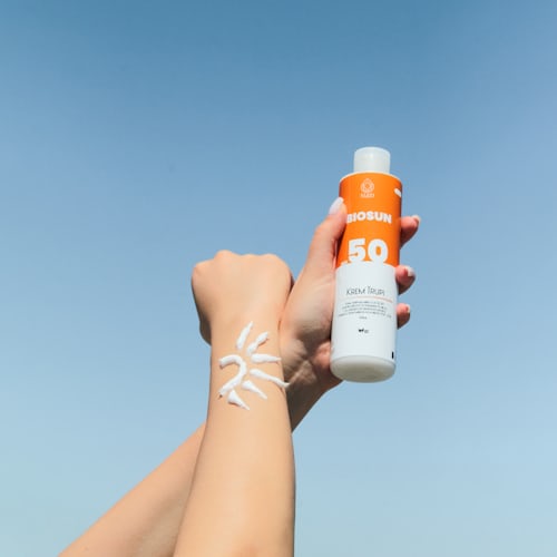 Skipping Sunscreen Speeds Up Skin Aging